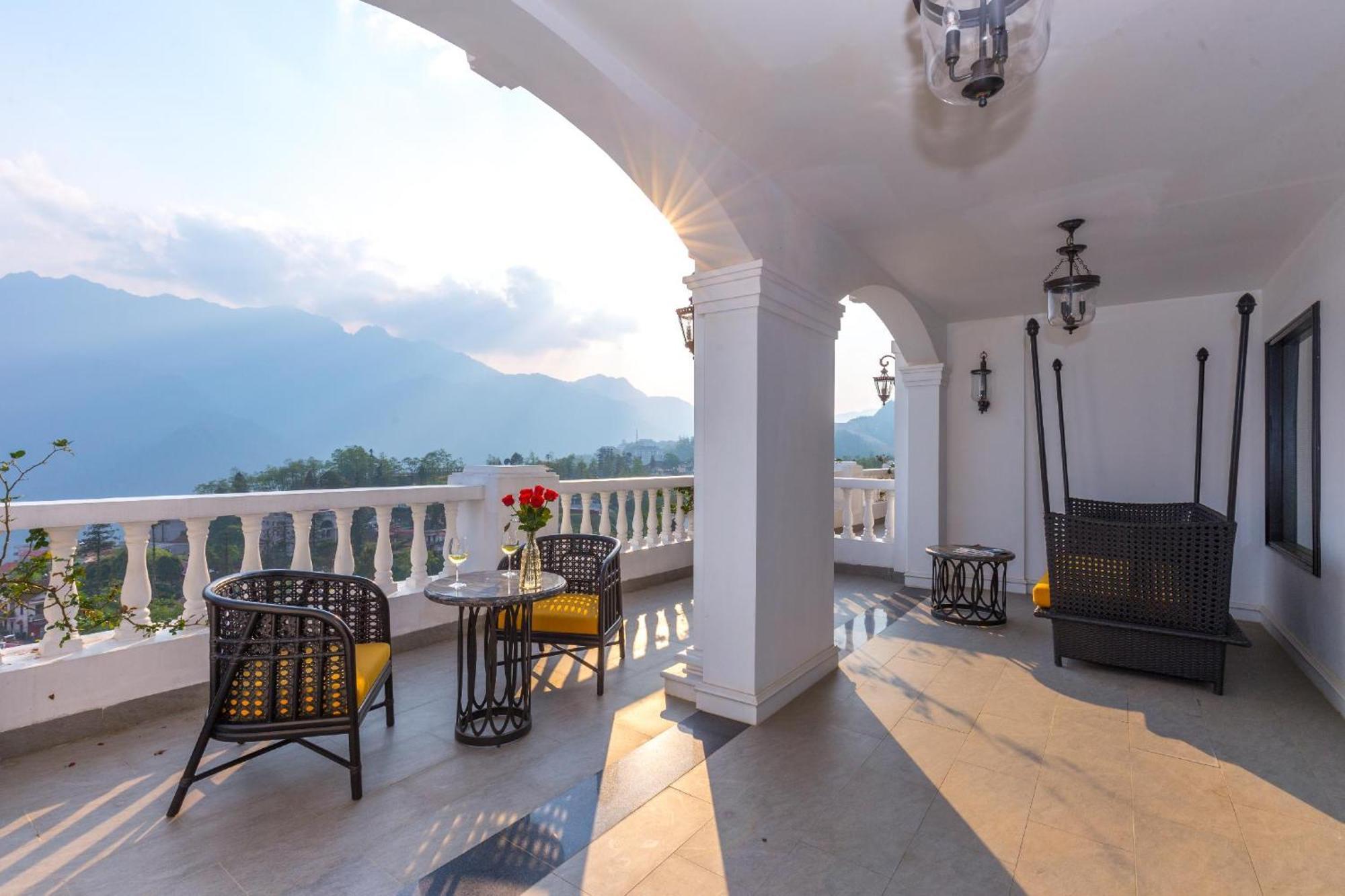 Silk Path Grand Sapa Resort & Spa Екстериор снимка The verandah of the hotel