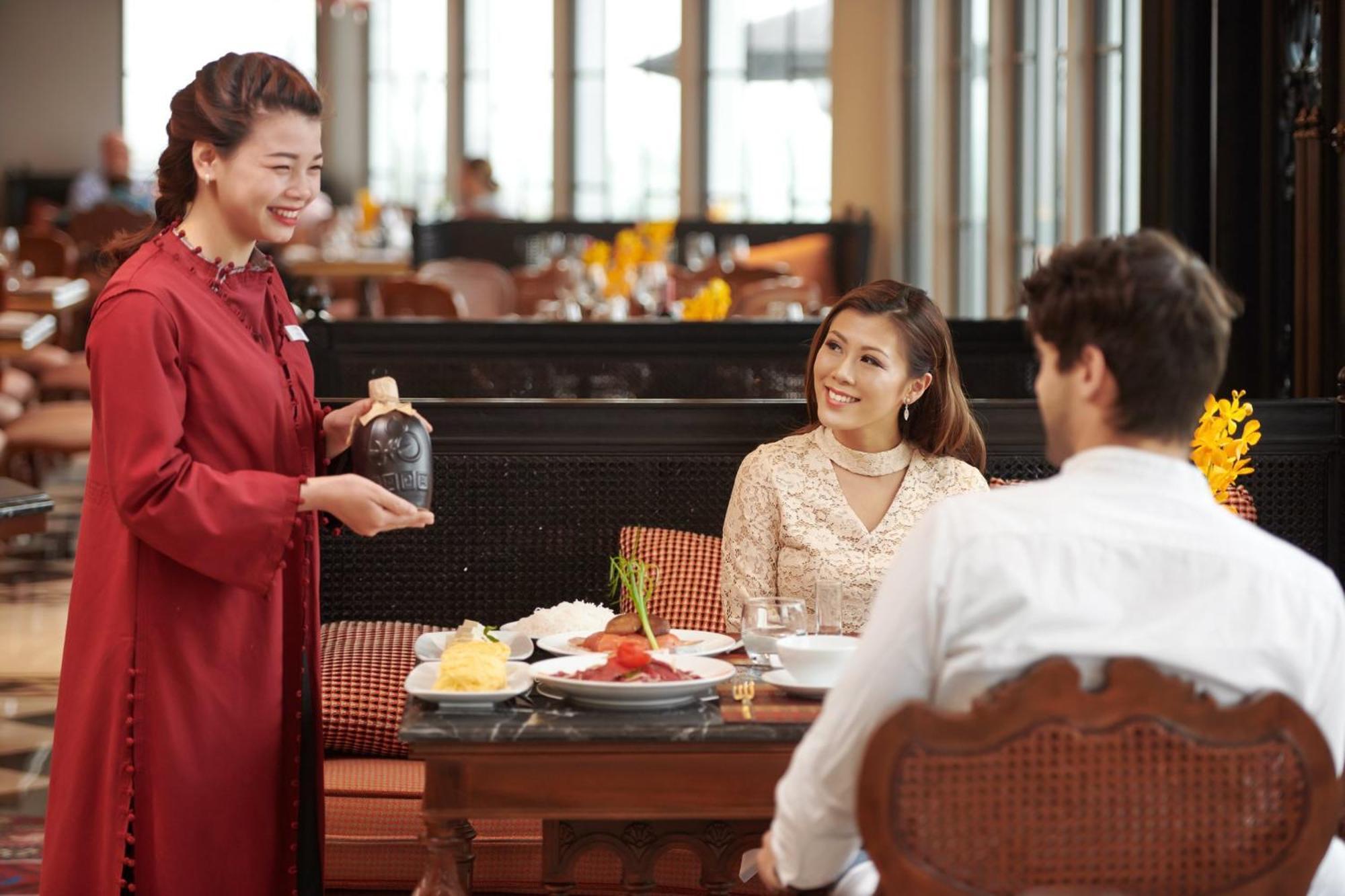 Silk Path Grand Sapa Resort & Spa Екстериор снимка A Thai waitress serving customers