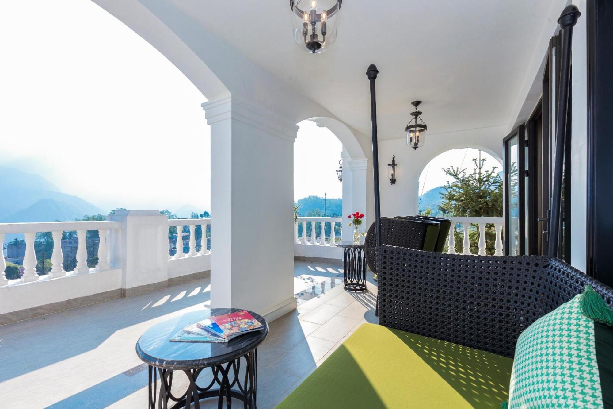 Silk Path Grand Sapa Resort & Spa Екстериор снимка The verandah of a suite at the hotel
