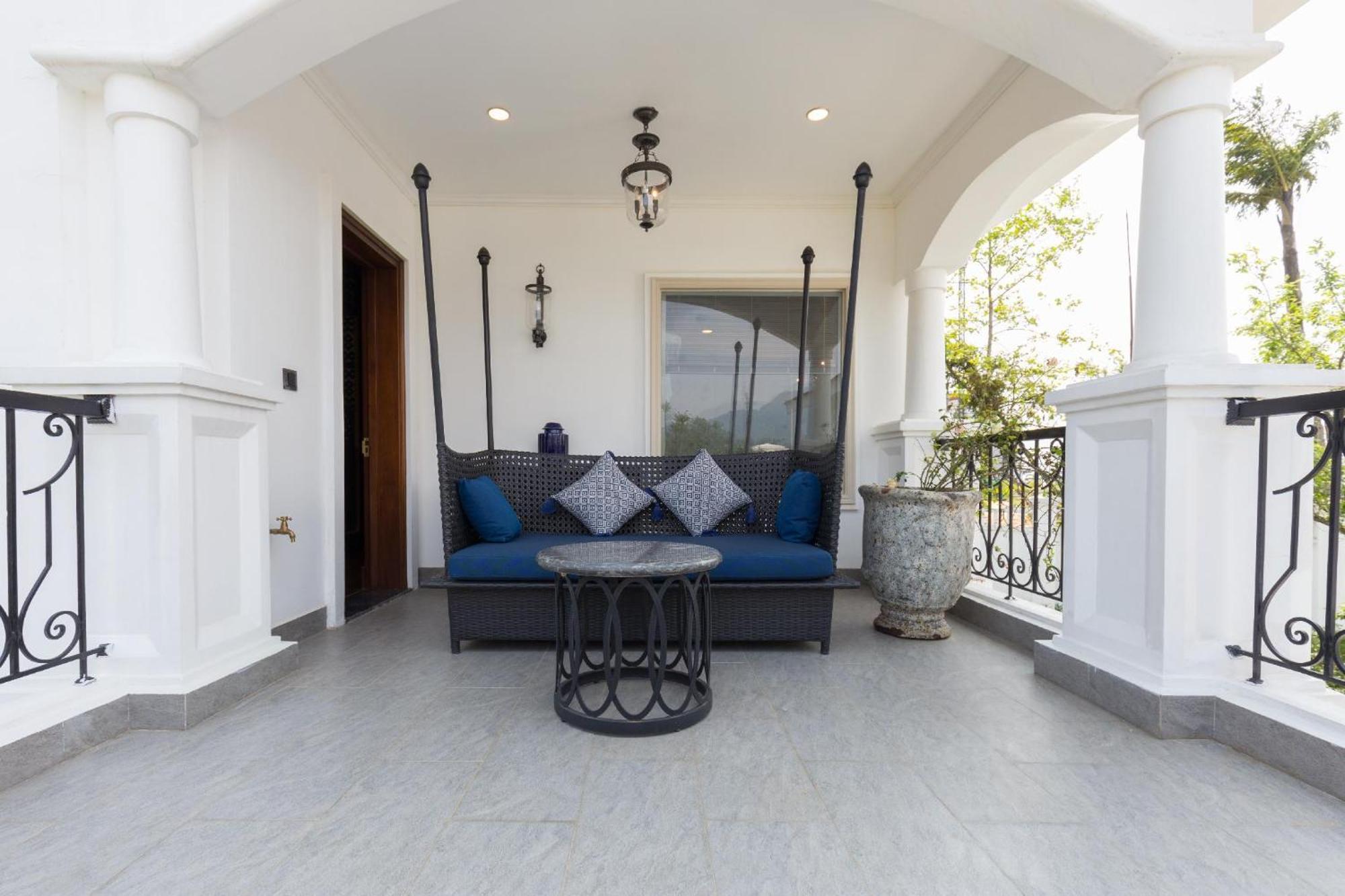 Silk Path Grand Sapa Resort & Spa Екстериор снимка A balcony