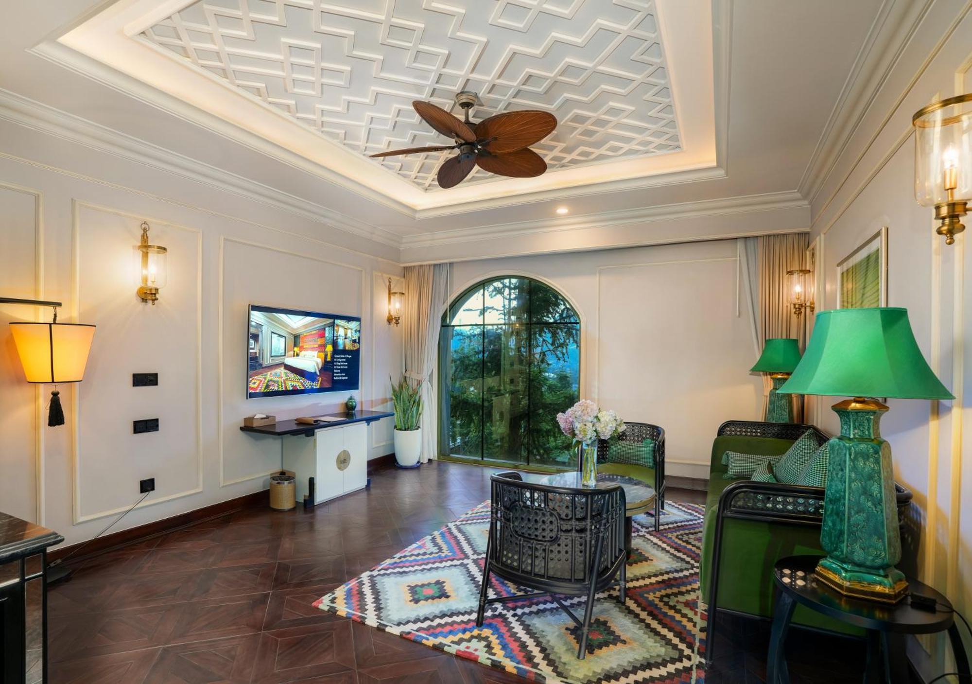 Silk Path Grand Sapa Resort & Spa Екстериор снимка A living room at the hotel