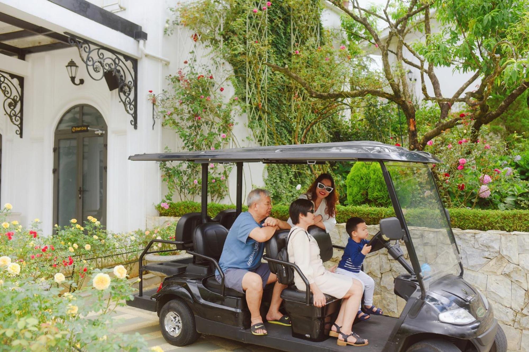 Silk Path Grand Sapa Resort & Spa Екстериор снимка Club Car Villager