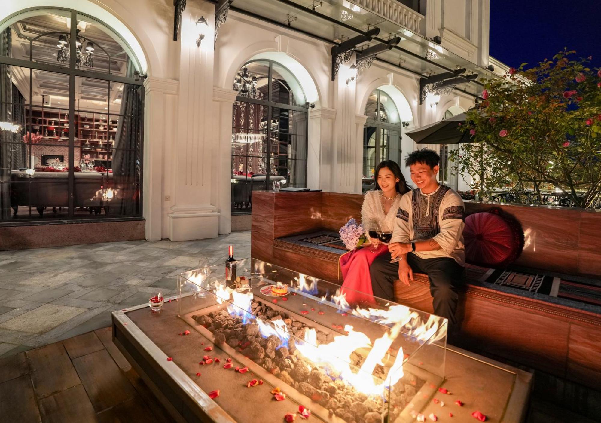 Silk Path Grand Sapa Resort & Spa Екстериор снимка The outdoor fireplace at the hotel