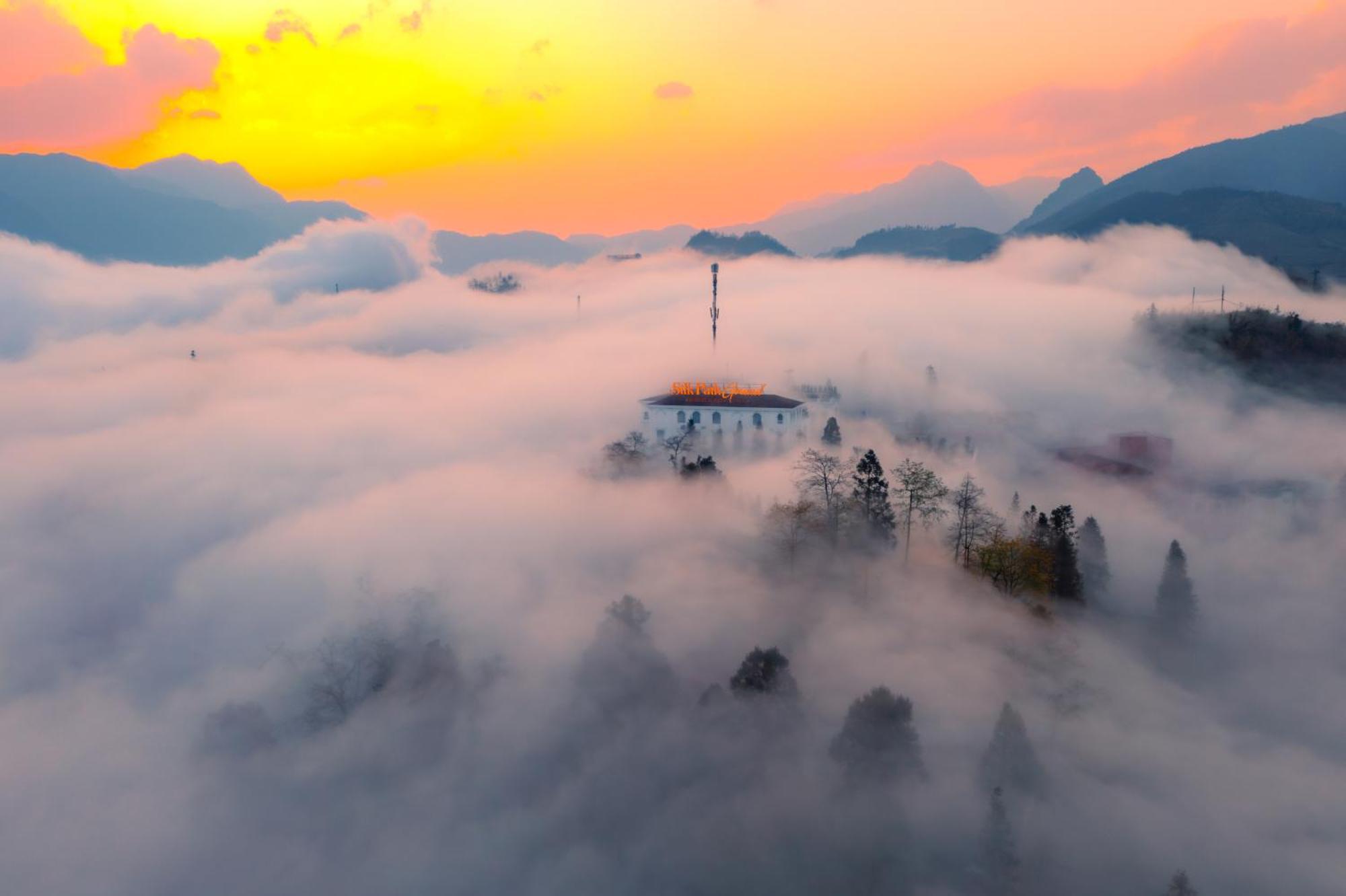 Silk Path Grand Sapa Resort & Spa Екстериор снимка The summit of the mountain